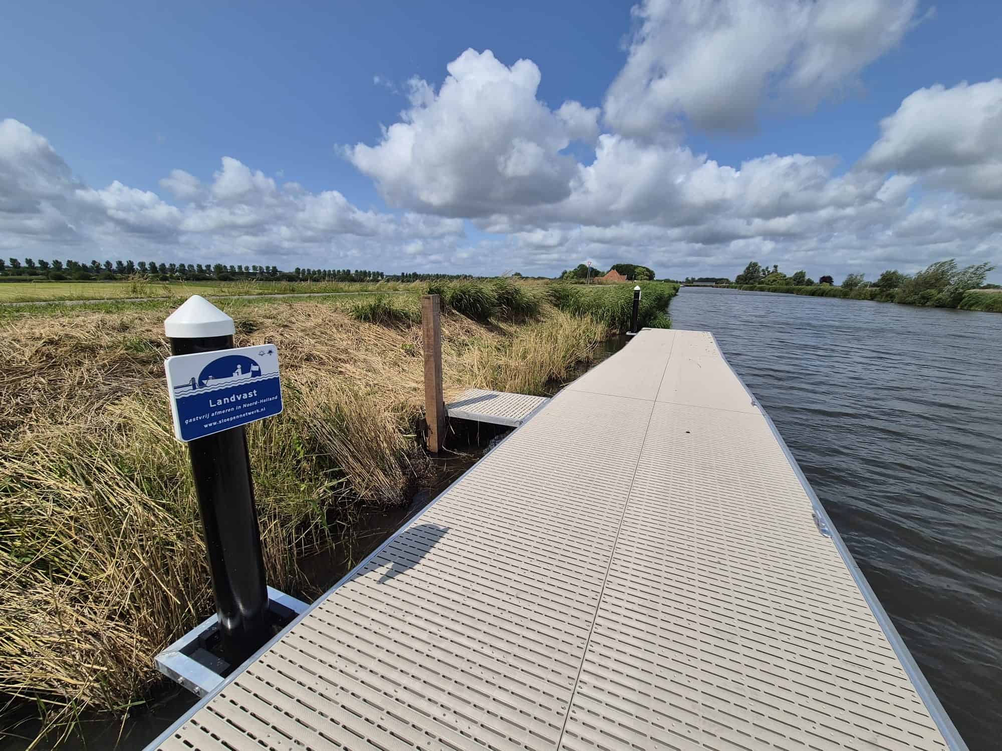 Bordje fietsroutenetwerk langs waterkant