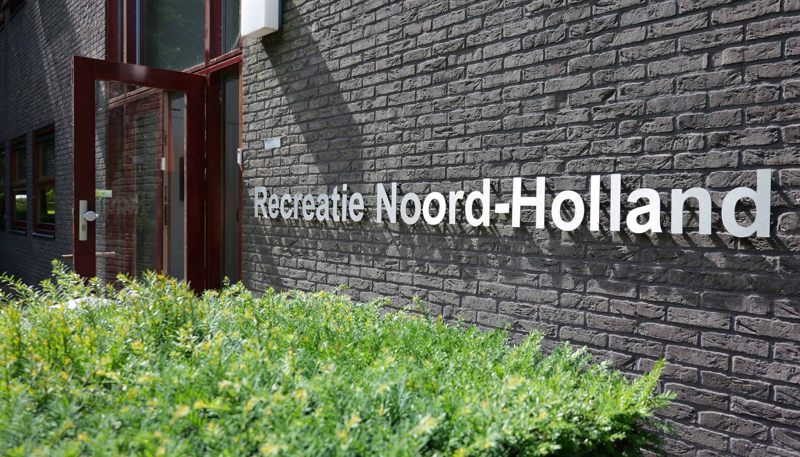 Logo van Recreatie Noord-Holland bij centrale kantoor in Spaarnwoude
